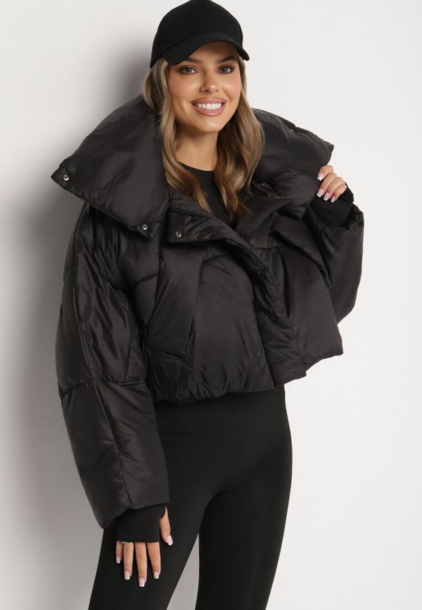 Born2be - Czarna Pikowana Kurtka o Nietoperzowym Kroju z Szerokim Kołnierzem Neandria. Okazja: na co dzień, do pracy. Kolor: czarny. Materiał: jeans. Długość: krótkie. Styl: casual, elegancki