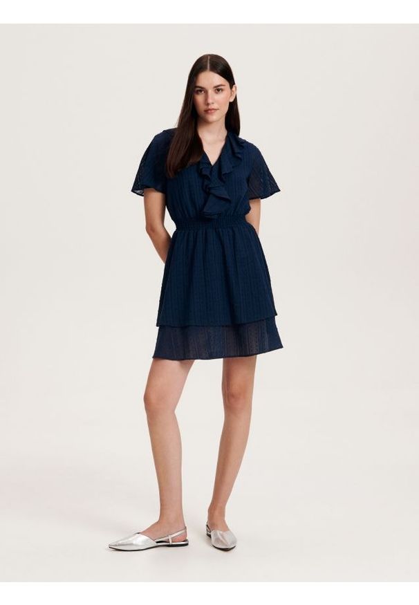 Reserved - Bawełniana sukienka z falbaną - granatowy. Kolor: niebieski. Materiał: bawełna. Długość: mini