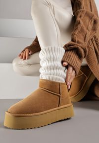 Renee - Jasnobrązowe Wsuwane Śniegowce z Zamszu Naturalnego na Grubej Podeszwie Mevilira. Zapięcie: bez zapięcia. Kolor: brązowy. Materiał: zamsz. Styl: elegancki #1