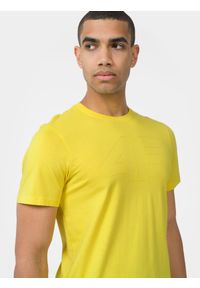 4f - T-shirt regular z nadrukiem męski. Kolor: żółty. Materiał: bawełna. Wzór: nadruk