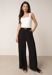 Born2be - Czarne Spodnie Casual o Szerokim Kroju z Wysokim Stanem i Aplikacją Hystoinne. Okazja: na co dzień. Kolekcja: plus size. Kolor: czarny. Długość: długie. Wzór: aplikacja. Stan: podwyższony. Materiał: materiał, tkanina. Sezon: lato. Styl: casual #1