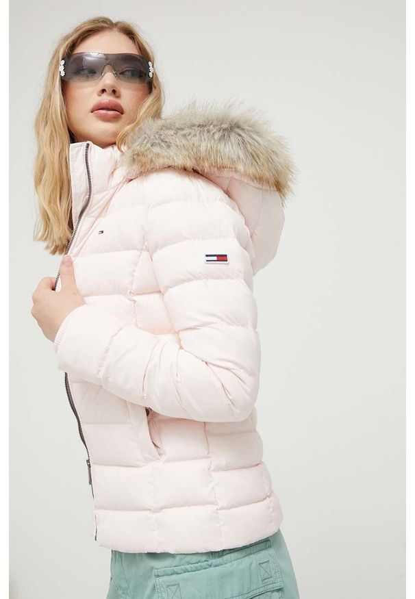 Tommy Jeans kurtka puchowa damska kolor różowy zimowa. Kolor: różowy. Materiał: futro, puch. Sezon: zima