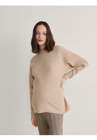 Reserved - Gładki sweter - kremowy. Kolor: kremowy. Materiał: dzianina. Wzór: gładki #1