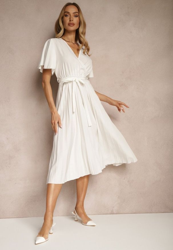 Renee - Biała Sukienka Wiązana w Talii z Plisowaniem na Dole Dorseki. Kolor: biały. Materiał: materiał, tkanina. Styl: elegancki