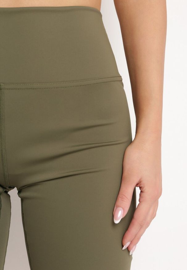 Born2be - Ciemnozielone Elastyczne Dopasowane Szorty Kolarki z Wysokim Stanem Manesima. Okazja: na co dzień. Stan: podwyższony. Kolor: zielony. Styl: elegancki, casual