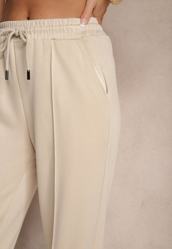 Renee - Beżowe Szerokie Spodnie Dresowe z Wiskozą High Waist Setariona. Okazja: na co dzień. Stan: podwyższony. Kolor: beżowy. Materiał: dresówka, wiskoza. Styl: sportowy, elegancki, casual