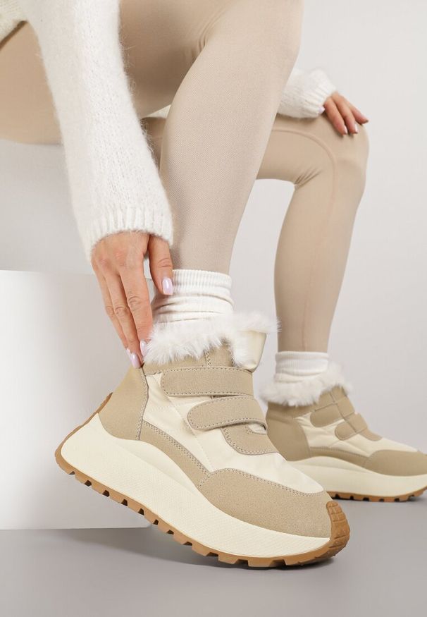 Born2be - Beżowe Sneakersy Śniegowce Vices na Grubej Podeszwie z Zapięciem na Rzep i Futrem Nelisella. Zapięcie: rzepy. Kolor: beżowy. Materiał: futro. Wzór: aplikacja. Sezon: zima