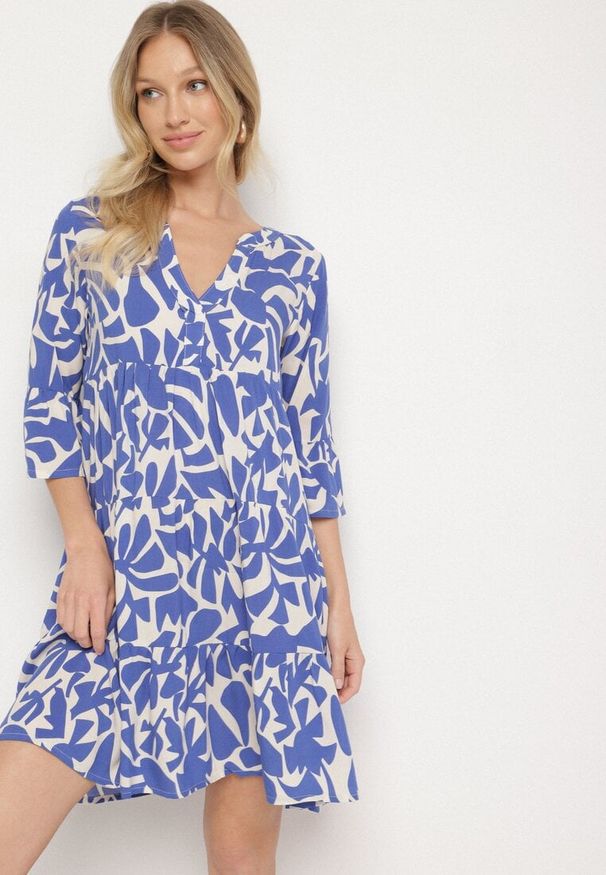 Born2be - Niebieska Wiskozowa Rozkloszowana Sukienka z Abstrakcyjnym Wzorem Liracalia. Okazja: na co dzień. Kolor: niebieski. Materiał: wiskoza. Styl: casual, elegancki