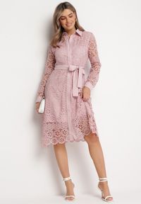 Born2be - Różowa Koszulowa Rozkloszowana Sukienka Midi z Paskiem i Ozdobną Koronką oraz Guzikami Casuva. Okazja: na imprezę. Kolor: różowy. Materiał: koronka. Wzór: koronka. Typ sukienki: koszulowe. Styl: klasyczny, elegancki, wizytowy. Długość: midi #5