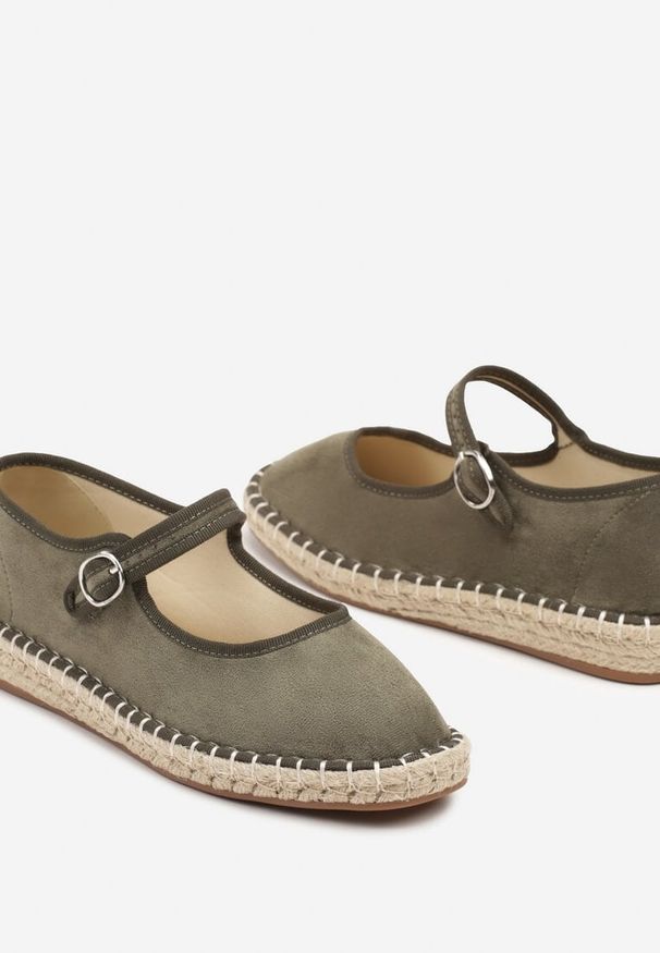 Born2be - Zielone Espadryle z Imitacji Zamszu z Zapięciem na Sprzączkę Zeonia. Okazja: na co dzień. Zapięcie: sprzączka. Kolor: zielony. Materiał: zamsz. Obcas: na płaskiej podeszwie. Styl: elegancki, casual