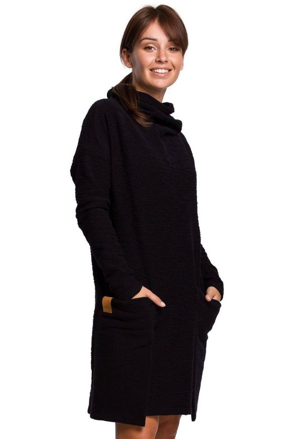 Be Active - Dzianinowa sukienka z golfem i dużymi kieszeniami bawełniana czarna. Typ kołnierza: golf. Kolor: czarny. Materiał: dzianina, bawełna. Sezon: jesień, zima