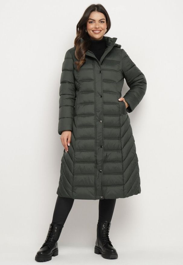 Born2be - Ciemnozielona Kurtka Pikowana o Długim Fasonie z Odpinanym Kapturem Reanora. Okazja: do pracy, na spacer, na co dzień. Kolor: zielony. Materiał: dzianina, jeans. Długość rękawa: długi rękaw. Długość: długie. Styl: casual