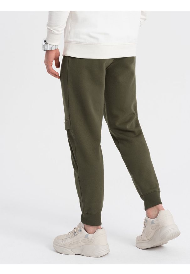 Ombre Clothing - Spodnie męskie dresowe z przeszyciem i zamkiem na nogawce - oliwkowe V3 OM-PASK-0147 - XXL. Kolor: oliwkowy. Materiał: dresówka. Wzór: nadruk