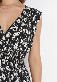Born2be - Czarna Rozkloszowana Sukienka z Wiskozy Ozdobiona Metalicznym Nadrukiem Elulaia. Typ kołnierza: kołnierz z falbankami. Kolor: czarny. Materiał: wiskoza. Wzór: aplikacja, nadruk. Typ sukienki: kopertowe #2