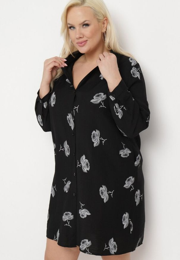 Born2be - Czarna Koszulowa Sukienka z Guzikami i Regulowanymi Rękawami Xatella. Kolekcja: plus size. Kolor: czarny. Wzór: kwiaty. Typ sukienki: koszulowe