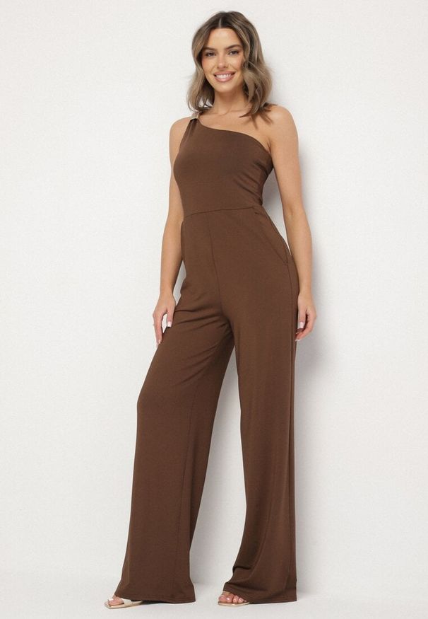 Born2be - Brązowy Asymetryczny Kombinezon na Jedno Ramię z Kieszeniami Efriele. Okazja: na co dzień, na randkę. Kolor: brązowy. Styl: casual