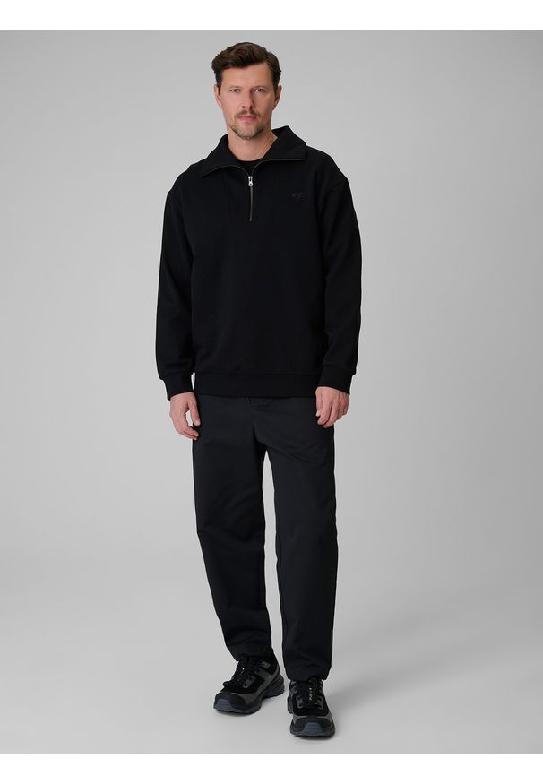 4f - 4F Spodnie casual męskie - czarne L. Okazja: na co dzień. Kolor: czarny. Długość: długie. Styl: casual