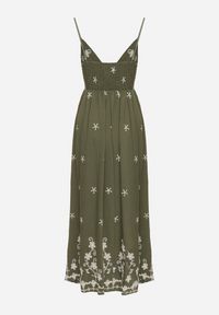 Born2be - Zielona Sukienka z Wiskozy Ozdobiona Haftami Lunireia. Okazja: na co dzień. Typ kołnierza: dekolt w kształcie V. Kolor: zielony. Materiał: wiskoza. Długość rękawa: na ramiączkach. Wzór: aplikacja, haft. Typ sukienki: proste. Styl: casual #6