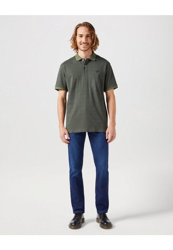 Wrangler - MĘSKA KOSZULKA POLO POLÓWKA WRANGLER POLO SHIRT DUSTY OLIVE 112350410 W709013993. Typ kołnierza: polo
