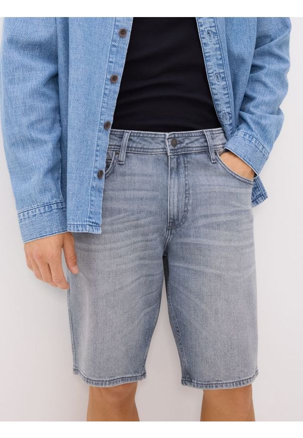 Reserved - Jeansowe szorty straight - jasnoszary. Kolor: szary. Materiał: jeans