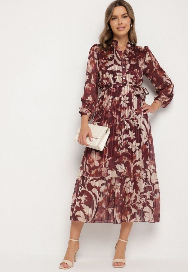 Born2be - Bordowa Rozkloszowana Sukienka z Wiązanym Paskiem i Metaliczną Nicią Nalirina. Okazja: na co dzień. Typ kołnierza: dekolt w kształcie V. Kolor: czerwony. Materiał: elastan, wiskoza. Wzór: aplikacja. Typ sukienki: rozkloszowane, proste. Styl: klasyczny, casual, elegancki