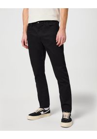 Wrangler - MĘSKIE SPODNIE JEANSOWE WRANGLER RUSTLER SLIM BLACK RINSE CZARNE W10ERD107. Okazja: do pracy, na co dzień, na spacer. Kolor: czarny. Długość: długie. Sezon: lato. Styl: klasyczny, casual, elegancki