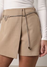 Born2be - Beżowe Spódnico-Szorty Ozdobione Łańcuszkiem z Sercami Rhenara. Okazja: na co dzień. Kolor: beżowy. Wzór: aplikacja. Styl: casual #6