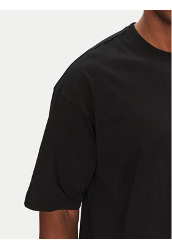 Champion T-Shirt 220714 Czarny Standard Fit. Kolor: czarny. Materiał: bawełna