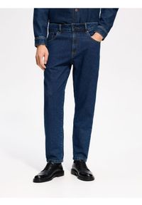 Reserved - Jeansy carrot z efektem sprania - granatowy. Kolor: niebieski. Materiał: jeans #1