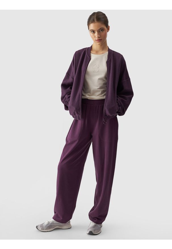 4f - Spodnie dresowe z szerokimi nogawkami damskie - fioletowe. Kolor: fioletowy. Materiał: dresówka