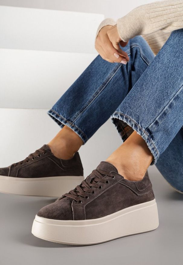 Renee - Ciemnobrązowe Sneakersy z Naturalnego Zamszu na Platformie Nalirette. Okazja: na co dzień. Kolor: brązowy. Materiał: zamsz. Obcas: na platformie