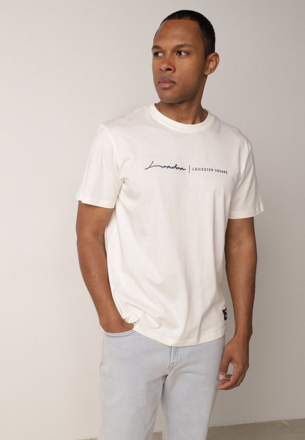 Born2be - Jasnobeżowa Koszulka T-shirt z Bawełny z Ozdobnym Nadrukiem Daphileia. Okazja: na co dzień. Kolor: beżowy. Materiał: bawełna. Długość: krótkie. Wzór: nadruk. Styl: casual