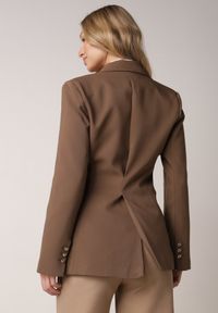 Born2be - Brązowa Taliowana Marynarka z Wiskozą z Marszczeniem i Aplikacją przy Wiązaniu Alyndra. Okazja: na spotkanie biznesowe, do pracy. Kolor: brązowy. Materiał: wiskoza. Wzór: aplikacja. Styl: biznesowy, elegancki, wizytowy #7