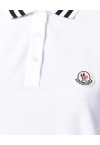MONCLER - Koszulka z trójkolorowym logo. Typ kołnierza: polo. Kolor: biały. Materiał: bawełna. Styl: klasyczny