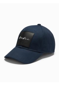 Ombre Clothing - Czapka męska z daszkiem bejsbolówka z dużą naszywką – granatowa V3. Kolor: niebieski. Materiał: guma, bawełna. Wzór: aplikacja. Styl: casual, elegancki