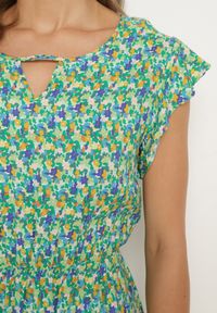 Born2be - Zielona Bawełniana Sukienka w Kwiaty z Gumką w Talii i Falbanką Dimllara. Okazja: na co dzień. Kolor: zielony. Materiał: bawełna. Wzór: kwiaty. Styl: elegancki, casual, klasyczny #4