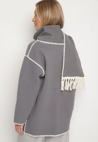 Born2be - Szara Pudełkowa Kurtka z Ozdobnymi Przeszyciami i Szalikiem Salenalia. Okazja: na co dzień. Kolor: szary. Materiał: jeans. Styl: casual, elegancki #4