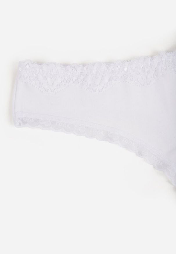 Born2be - Białe Majtki z Bawełną Typu Stringi Ozdobione Koronką Cirilise. Kolor: biały. Materiał: bawełna, koronka. Wzór: aplikacja, koronka