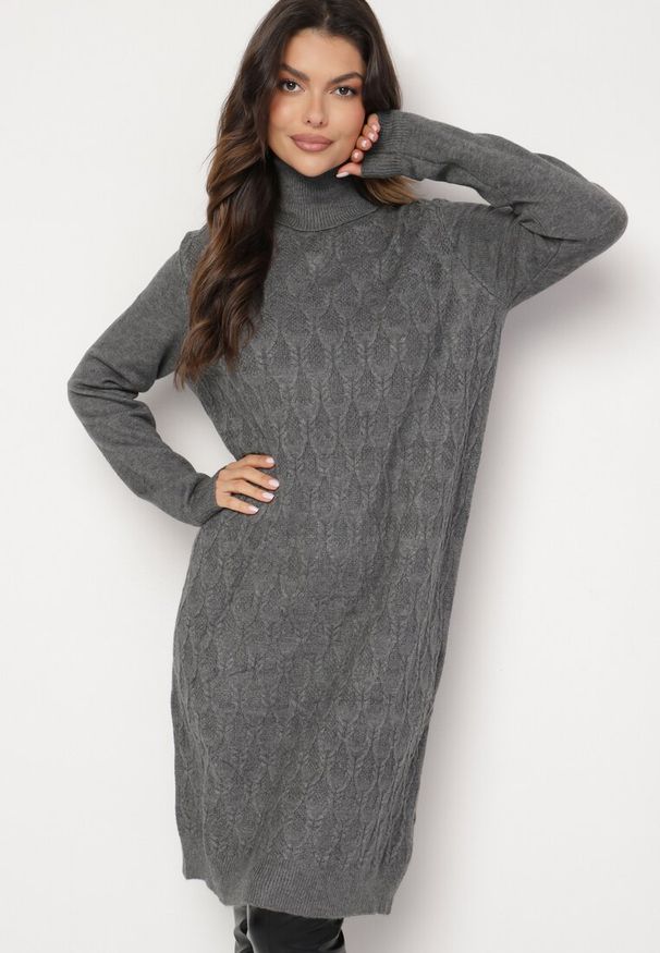 Born2be - Ciemnoszara Sweterkowa Sukienka z Wełną Bawełną i Golfem o Pudełkowym Kroju Akenavia. Okazja: na co dzień. Typ kołnierza: golf. Kolor: szary. Materiał: wełna, bawełna. Styl: elegancki, casual