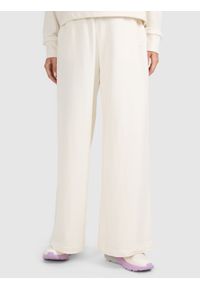 4f - 4F Spodnie dresowe z szerokimi nogawkami damskie - beżowe M. Kolor: beżowy. Materiał: dresówka. Wzór: gładki, ze splotem #2