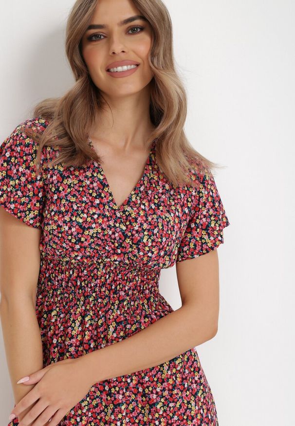 Born2be - Granatowa Sukienka Aesampos. Typ kołnierza: dekolt kopertowy. Kolor: niebieski. Wzór: kwiaty. Sezon: lato. Typ sukienki: kopertowe. Długość: mini