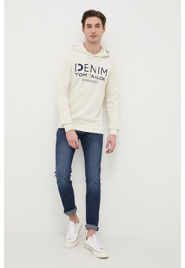 Tom Tailor Bluza bawełniana męska kolor beżowy z kapturem z nadrukiem. Okazja: na co dzień. Typ kołnierza: kaptur. Kolor: beżowy. Materiał: bawełna. Wzór: nadruk. Styl: casual