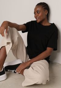 Born2be - Czarny T-shirt z Bawełny Typu Oversize Nedika. Okazja: na co dzień. Kolor: czarny. Materiał: bawełna. Styl: casual, klasyczny #1