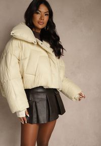 Renee - Beżowa Nietoperzowa Kurtka z Szerokim Kołnierzem i Ściągaczami Neavirae. Okazja: na co dzień. Kolor: beżowy. Materiał: jeans. Długość: krótkie. Styl: casual, elegancki #4