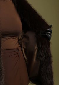 Born2be - Brązowa Kurtka Futerko o Prostym Kroju z Cienkim Wiązanym Paskiem Casatte. Okazja: na spotkanie biznesowe, do pracy. Typ kołnierza: golf. Kolor: brązowy. Materiał: futro. Wzór: aplikacja. Styl: biznesowy #5