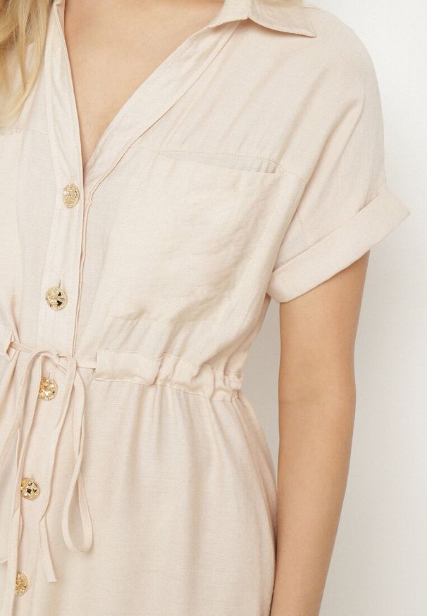 Born2be - Beżowa Sukienka Koszulowa z Wiskozy Wiązana w Pasie Florazi. Okazja: na co dzień. Typ kołnierza: dekolt w serek. Kolor: beżowy. Materiał: wiskoza. Długość rękawa: krótki rękaw. Typ sukienki: koszulowe. Styl: casual, elegancki. Długość: midi