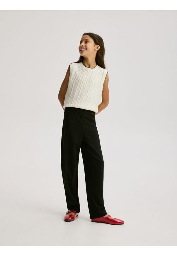 Reserved - Spodnie z dżetami - czarny. Kolor: czarny. Materiał: dzianina, wiskoza