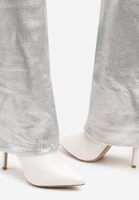 Born2be - Białe Kozaki na Szpilce z Wywiniętą Cholewką Zdobioną Cyrkoniami Tintelia. Okazja: na co dzień. Kolor: biały. Materiał: jeans. Szerokość cholewki: normalna. Wzór: aplikacja. Obcas: na szpilce. Styl: casual. Wysokość obcasa: średni #5