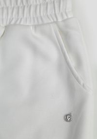 Born2be - Białe Spodnie Dresowe Joggery z Wysokim Stanem i Ściągaczami przy Kostkach Janlea. Okazja: do domu, na co dzień, na spacer. Stan: podwyższony. Kolor: biały. Materiał: dresówka. Długość: krótkie. Styl: sportowy, klasyczny, casual #3