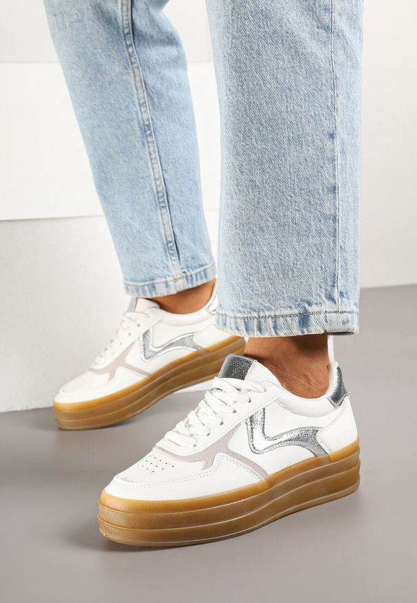 Born2be - Biało-Srebrne Sneakersy na Grubej Podeszwie w Stylu Kultowych Tenisówek Nonalorin. Okazja: na co dzień. Zapięcie: sznurówki. Kolor: biały. Materiał: jeans. Wzór: aplikacja, haft